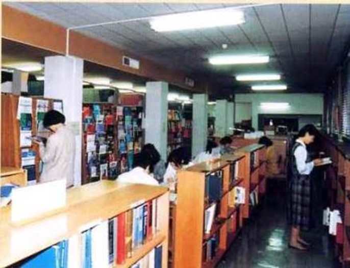 書架増設などしながら蔵書の増加に対応。 （旧校舎図書館内部「聖路加看護大学の70年（１９９０）」より ）